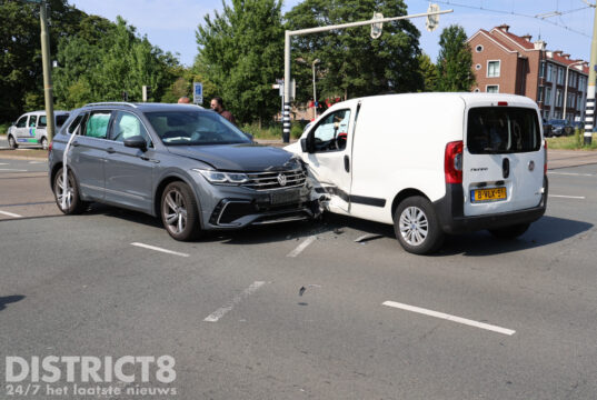 Flinke schade na ongeval tussen twee voertuigen Melis Stokelaan Den Haag