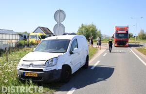 Bestuurder van busje gewond na aanrijding met vrachtwagen Monnikenweg Pijnacker