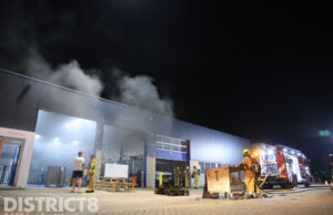 Veel rookontwikkeling bij nachtelijke brand in bedrijfspand Jan van de Laarweg De Lier