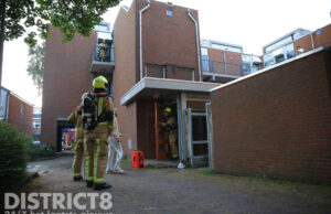 Container in brand onderaan trappenhuis van flat Stokdijkhof Naaldwijk