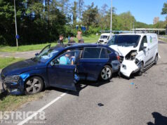 Gewonden en flinke schade na forse kop-staart aanrijding Prinses Beatrixlaan Delft