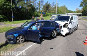 Gewonden en flinke schade na kopstaart aanrijding tussen 3 voertuigen Prinses Beatrixlaan Delft