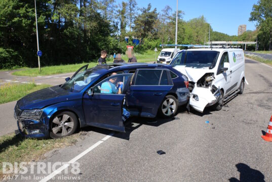 Gewonden en flinke schade na kopstaart aanrijding tussen 3 voertuigen Prinses Beatrixlaan Delft