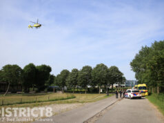 Gewonde fietsster na val tegen stoeprand op fietspad Woudseweg Den Hoorn