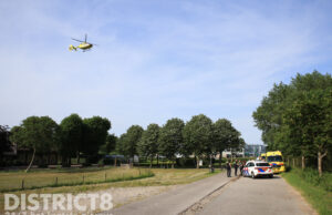 Gewonde fietsster na val tegen stoeprand op fietspad Woudseweg Den Hoorn