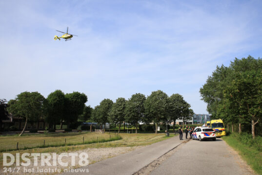 Gewonde fietsster na val tegen stoeprand op fietspad Woudseweg Den Hoorn