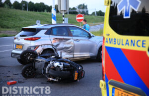 Bestuurder motorscooter gewond na aanrijding met auto Laan van Delfvliet Rijswijk