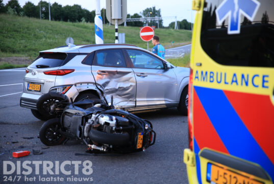 Bestuurder motorscooter gewond na aanrijding met auto Laan van Delfvliet Rijswijk