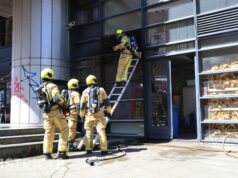 Brandweer blust brand in afzuiging van restaurant Barbarasteeg Delft