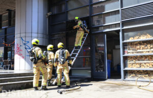 Brandweer blust brand in afzuiging van restaurant Barbarasteeg Delft
