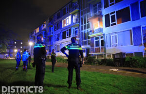 Uitslaande woningbrand na explosie naast politiebureau Mouterpad Delft