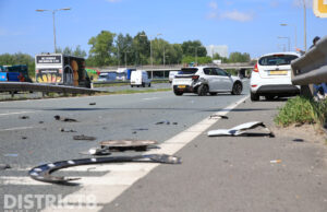 Twee voertuigen flink beschadigd na ongeval op toerit A13 Delft