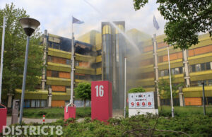 Voor de derde keer brand in voormalig bedrijfsverzamelgebouw, flinke rookwolken Bredewater Zoetermeer
