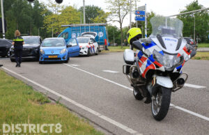 Veel schade en verkeershinder na aanrijding tussen twee auto’s Oostpoortweg Delft
