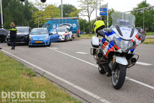 Veel schade en verkeershinder na aanrijding tussen twee auto’s Oostpoortweg Delft