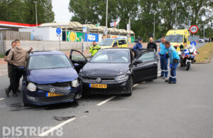 Flinke schade na ongeval tussen twee personenauto’s Brasserskade Den Haag