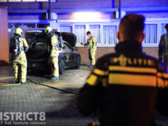 Brandweer blust brandende geparkeerde auto nabij kazerne Westlandseweg Delft