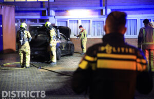 Brandweer blust brandende geparkeerde auto nabij kazerne Westlandseweg Delft