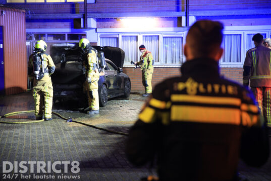 Brandweer blust brandende geparkeerde auto nabij kazerne Westlandseweg Delft