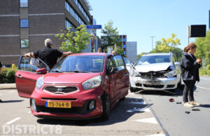 Twee voertuigen flink beschadigd na aanrijding Tanthofdreef Delft