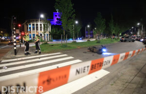 Twee gewonden na flink ongeval tussen scooter en personenauto Monnickendamplein Den Haag