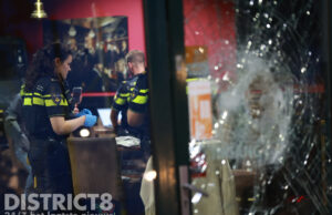 Gevel van eetcafe PreZiez ontzet door nachtelijke explosie Oude Kustlijn Den Haag
