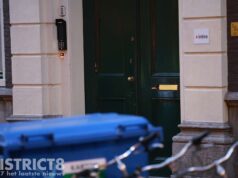 Urenlang onderzoek na explosie bij voordeur van partijkantoor D66 Lange Houtstraat Den Haag