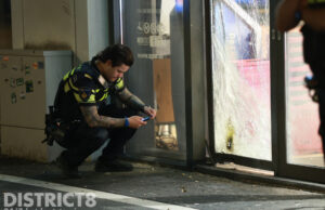 Zwaar beschadigde schuifdeur en rookontwikkeling door explosie Spar Supermarkt Els Borst-Eilersplein Den Haag