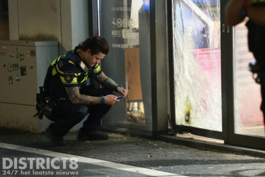 Zwaar beschadigde schuifdeur en rookontwikkeling door explosie Spar Supermarkt Els Borst-Eilersplein Den Haag