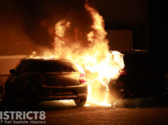 Twee geparkeerde auto’s zwaar beschadigd door brand Pieter Langendijkstraat Den Haag