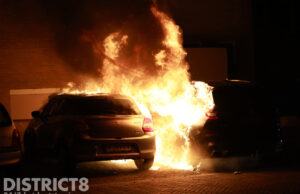 Twee geparkeerde auto’s zwaar beschadigd door brand Pieter Langendijkstraat Den Haag
