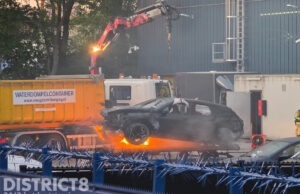 In beslag genomen auto van dodelijk ongeval vliegt in brand Zichtenburglaan Den Haag