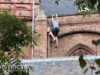 Dronken man klimt via regenpijp het dak op van de Oude Kerk Heilige Geestkerkhof Delft