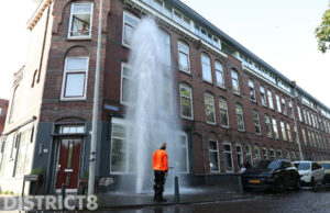 Buurt afgekoeld door opdraaien ondergrondse brandkraan De Lierstraat Den Haag