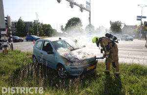 Auto vat vlam tijdens rijden; bestuurder ongedeerd Burgemeester Elsenweg Honselersdijk