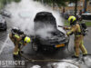 Auto vliegt tijdens rijden in brand De La Reyweg Den Haag