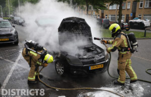 Auto vliegt tijdens rijden in brand De La Reyweg Den Haag