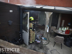 Schuur en overkapping verwoest na brand, tweede keer brand in 7 dagen Viljoenstraat Den Haag