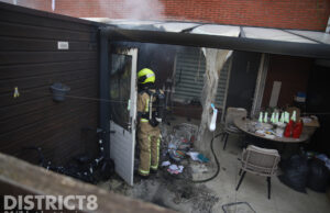 Schuur en overkapping verwoest na brand, tweede keer brand in 7 dagen Viljoenstraat Den Haag