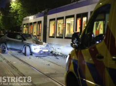 Personenauto raakt in frontale botsing met tram Beethovenlaan Den Haag