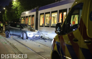 Personenauto raakt in frontale botsing met tram Beethovenlaan Den Haag