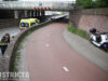 Scooterrit eindigt in harde val van 2 meter na botsing met muurtje Viaductweg Den Haag
