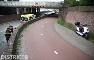 Scooterrit eindigt in harde val van 2 meter na botsing met muurtje Viaductweg Den Haag