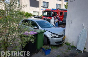 Bewoners opgeschrikt nadat auto tegen gevel rijdt Prunuslaan Delft