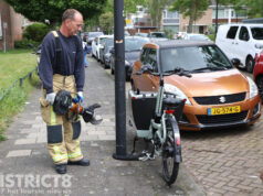 Brandweer knipt kettingslot van gestolen bakfiets door P. van Vlietlaan Rijswijk