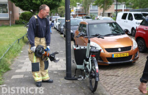 Brandweer knipt kettingslot van gestolen bakfiets door P. van Vlietlaan Rijswijk