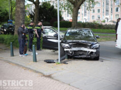 Personenauto klapt op hagenaartjes; veel schade als gevolg Moerweg Den Haag