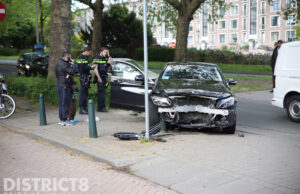 Personenauto klapt op hagenaartjes; veel schade als gevolg Moerweg Den Haag