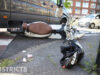 Scooter zwaar beschadigd na botsing met werkbus De La Reyweg Den Haag