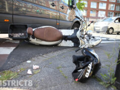 Scooter zwaar beschadigd na botsing met werkbus De La Reyweg Den Haag